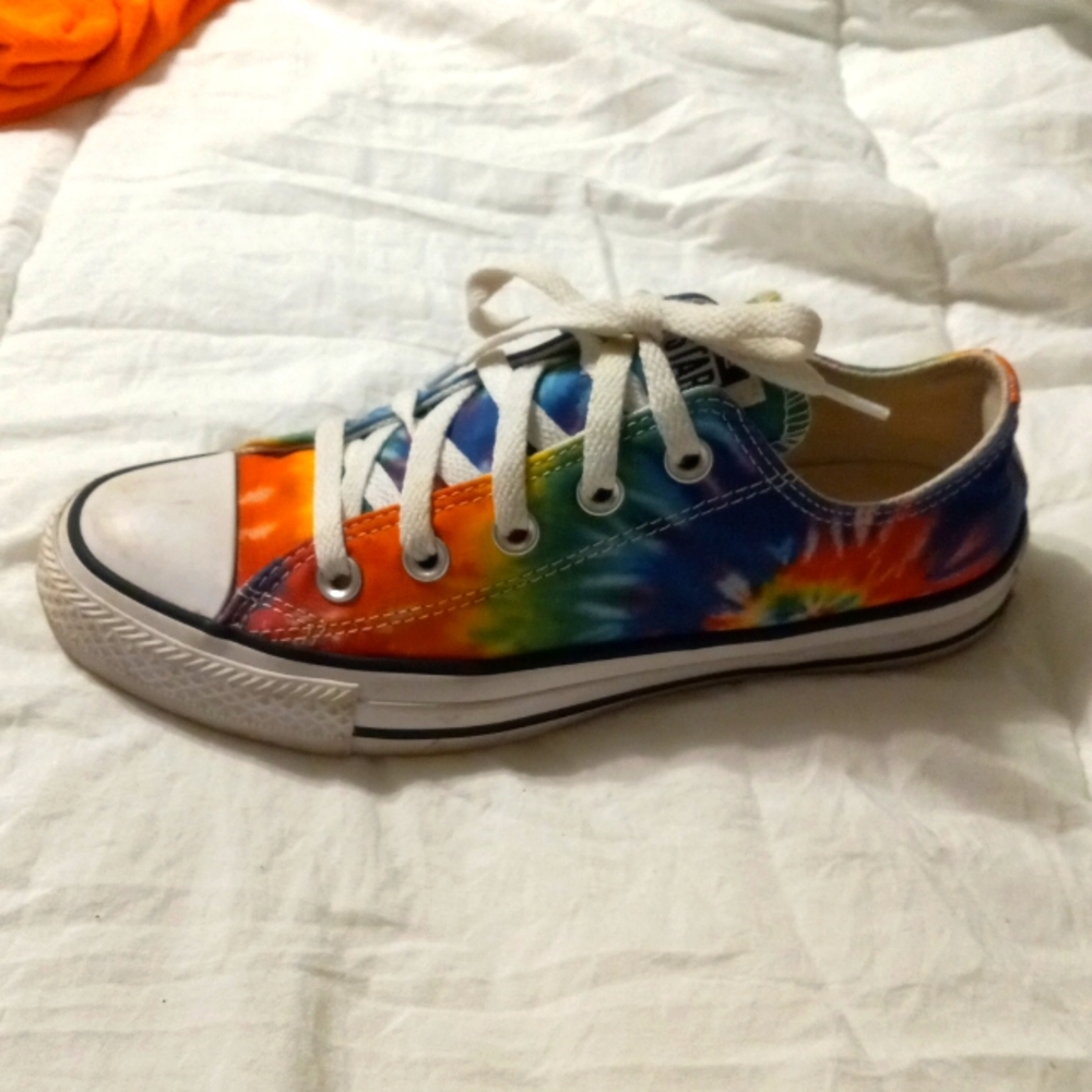 Women's Converse tennis shoes size 6